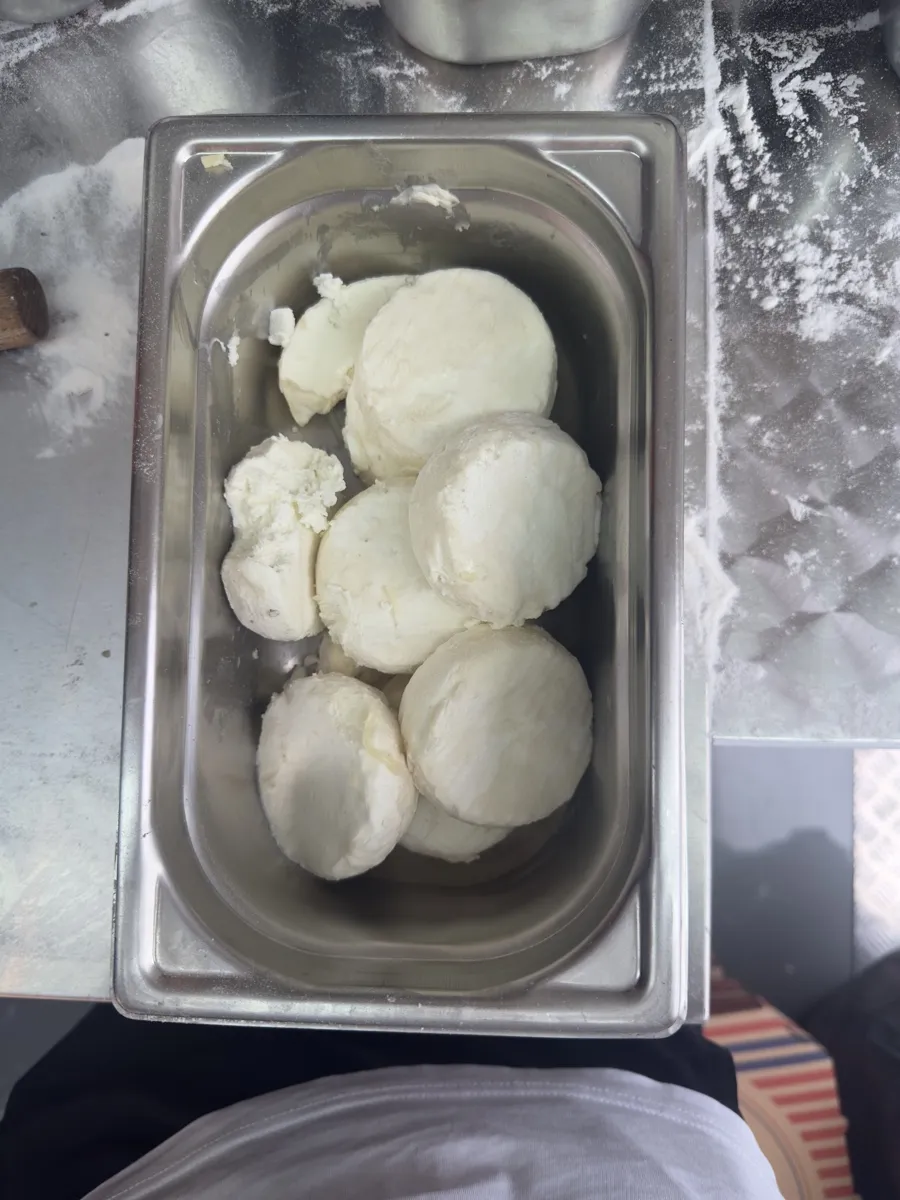 Mozzarella fraîche sur la pâte, Pizza Thaololo Pierrevert