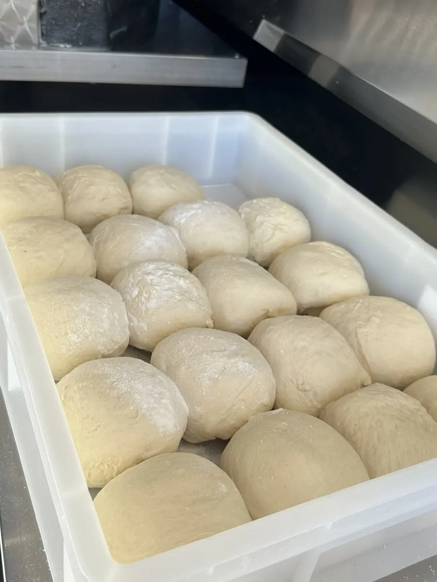 Bac de boules de pâte prêtes à être étalées, Pizza Thaololo Pierrevert