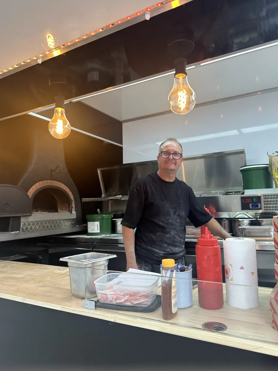 Portrait de Thao, pizzaïolo de Pizza Thaololo, devant son four à bois à Pierrevert